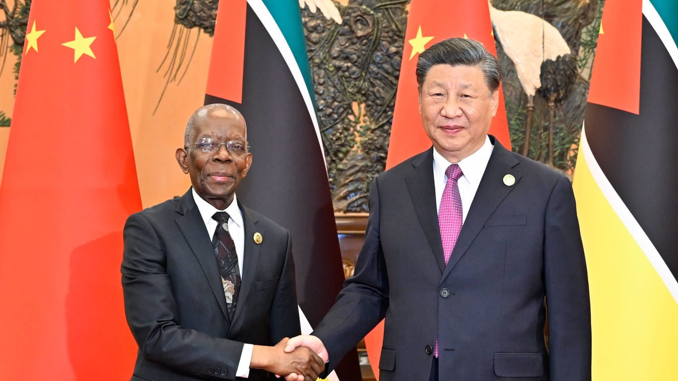 Xi Jinping mit Mosambiks Premierminister Adriano Maleiane: Viele Partnerländer Chinas verschulden sich zwar, machen aber auch Geschäfte, sagt Chinaexperte Jacob Gunter.
