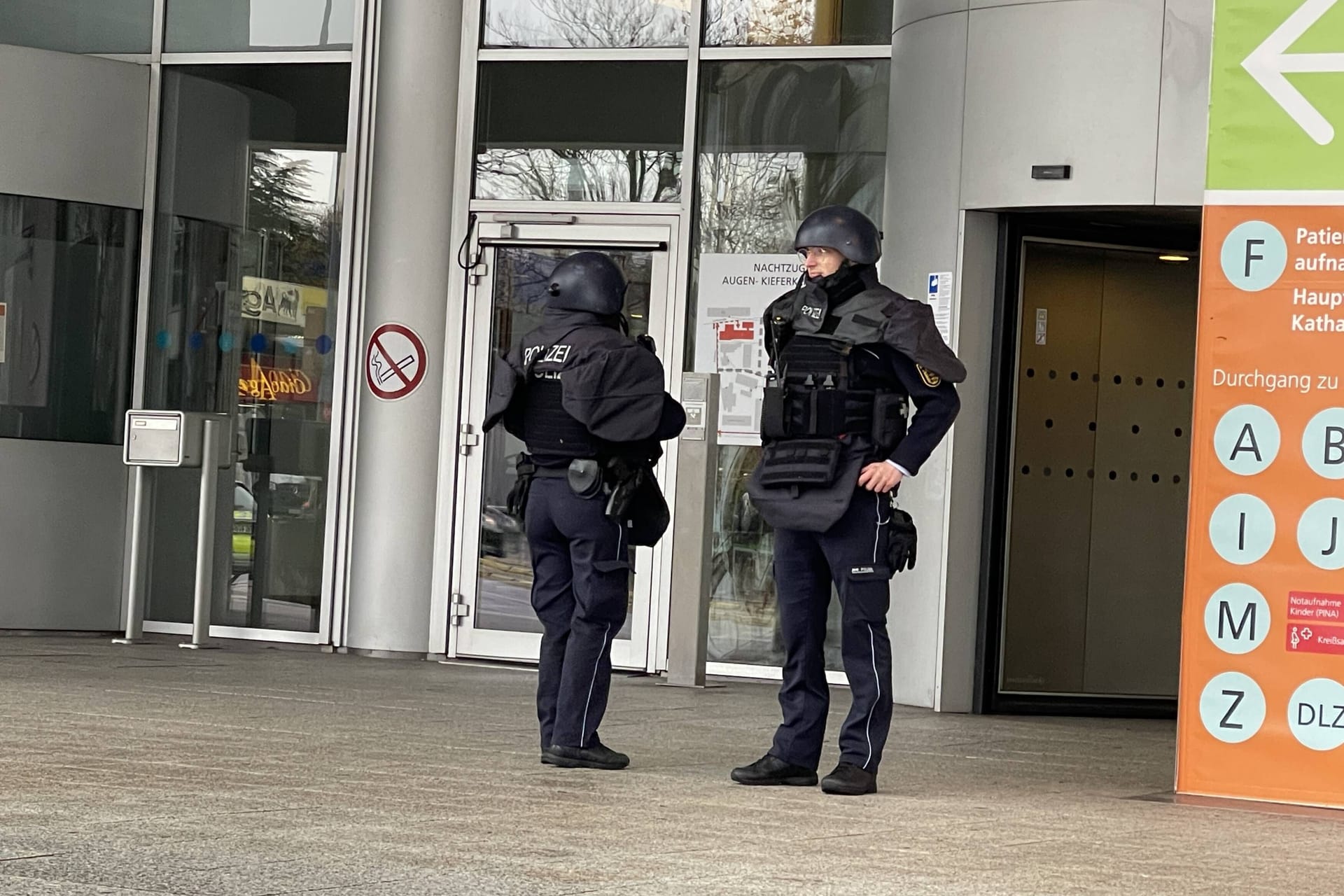 Großeinsatz am Katharinenhospital – die Hintergründe bleiben unklar.