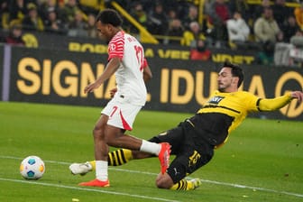 Schlüsselszene: Dortmunds Hummels (r.) grätscht Leipzigs Openda um.