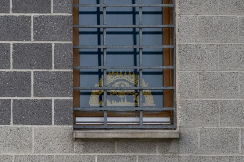 Ein Schwibbogen steht im Fenster einer Justizvollzugsanstalt (Symbolbild): Zur Weihnachtszeit sind in NRW mehrere Hundert Häftlinge frühzeitig entlassen worden.