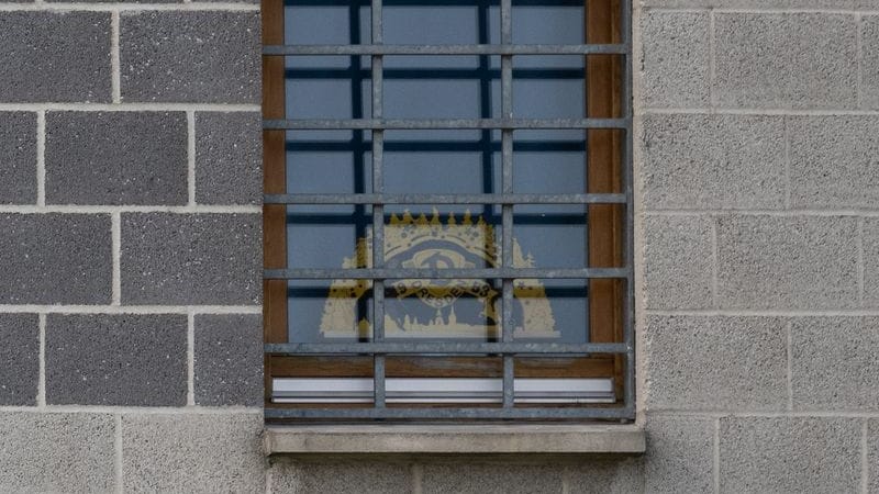 Ein Schwibbogen steht im Fenster einer Justizvollzugsanstalt (Symbolbild): Zur Weihnachtszeit sind in NRW mehrere Hundert Häftlinge frühzeitig entlassen worden. Ein Schwibbogen steht im Fenster einer Justizvollzugsanstalt (Symbolbild): Zur Weihnachtszeit sind in NRW mehrere Hundert Häftlinge frühzeitig entlassen worden.