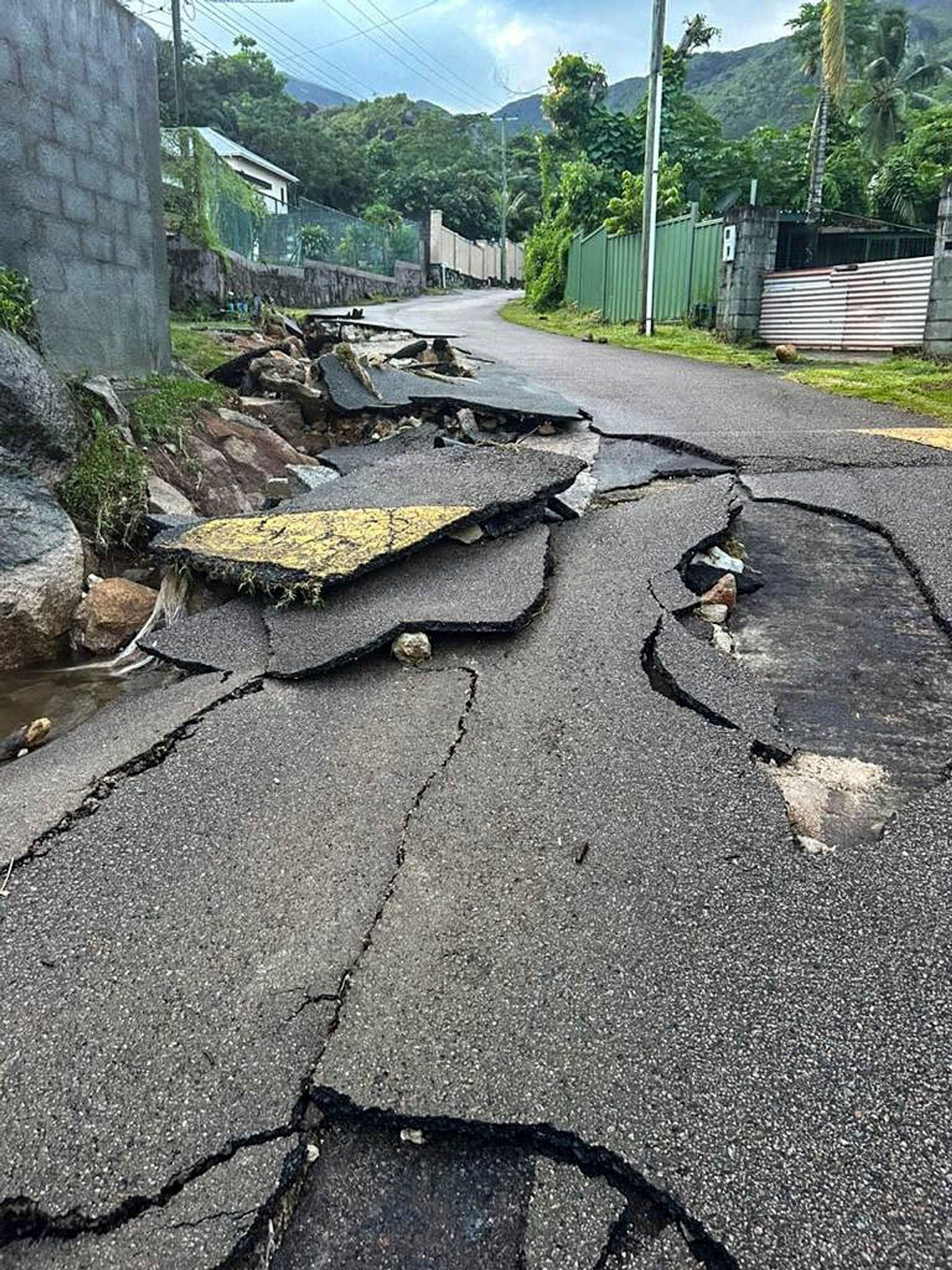 Gerissene Straße auf den Seychellen: Durch die Explosion wurde die Straße erschüttert.