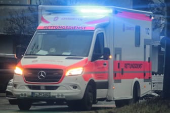 Ein Rettungswagen der Johanniter in Berlin (Symbolbild): Ein gefährlicher Zwischenfall wird nun von der Polizei untersucht.