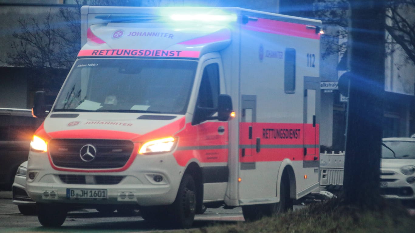 Ein Rettungswagen der Johanniter in Berlin (Symbolbild): Ein gefährlicher Zwischenfall wird nun von der Polizei untersucht.