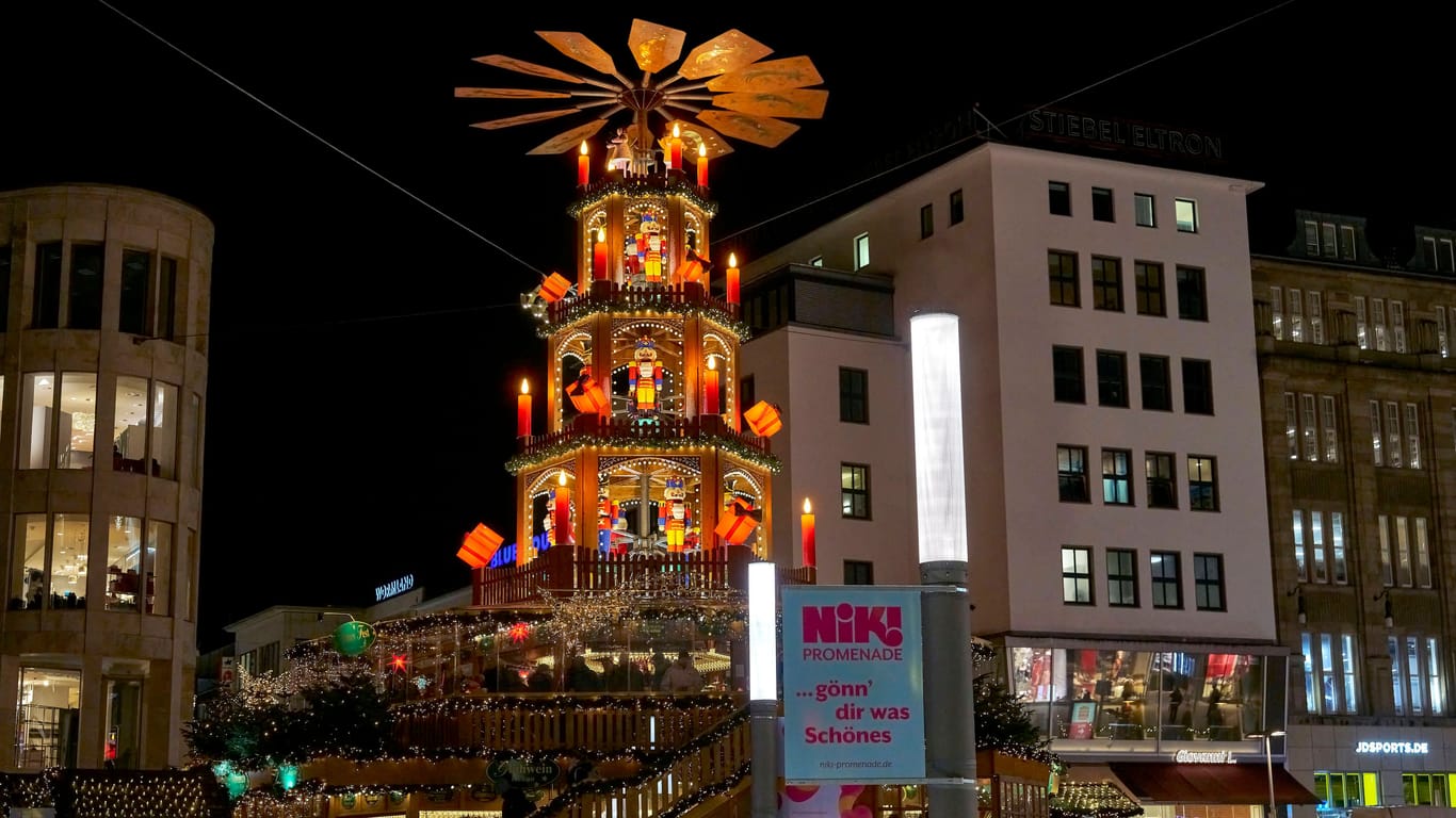 Weihnachtsmarkt in Hannover: Am Kröpcke steht wie jedes Jahr die Weihnachtspyramide.