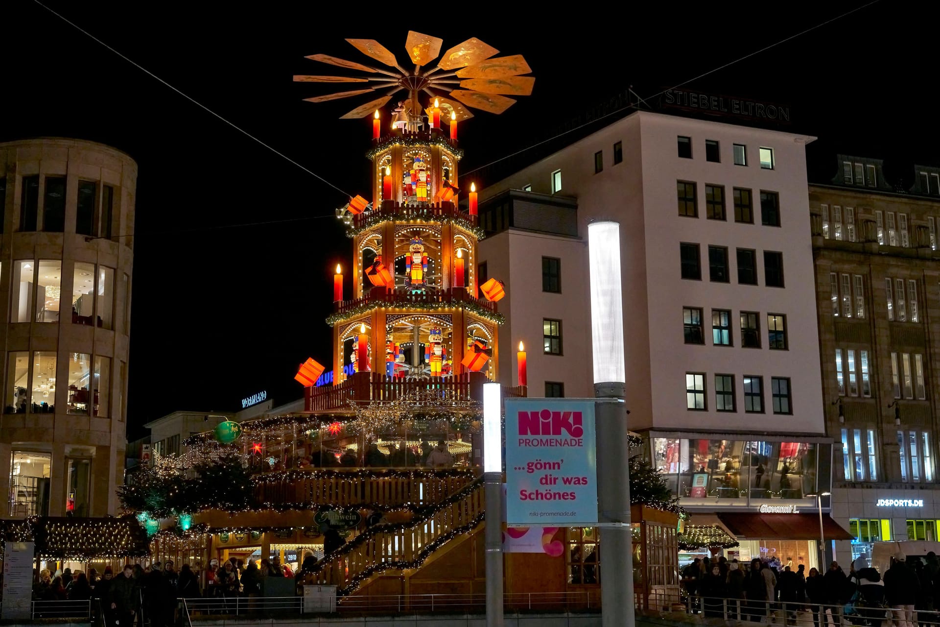 Weihnachtsmarkt in Hannover: Am Kröpcke steht wie jedes Jahr die Weihnachtspyramide.