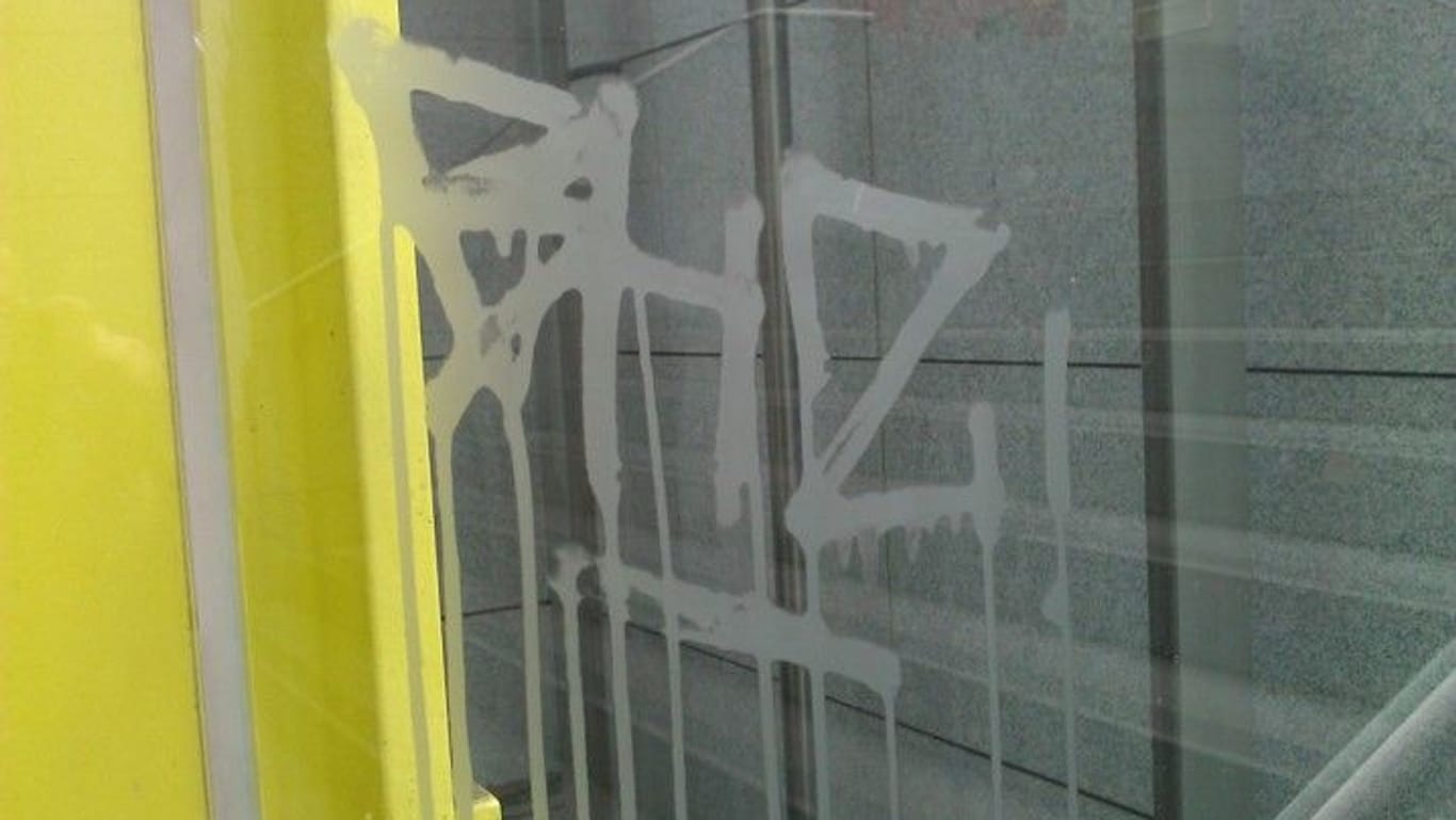 Ein Etching-Graffiti in München (Archivbild): In anderen Städten sind ähnliche Fälle schon länger bekannt.