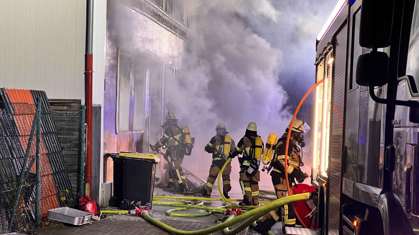 Einsatzkräfte vor dem explodierten Haus. Beide Etagen standen vollständig in Brand.