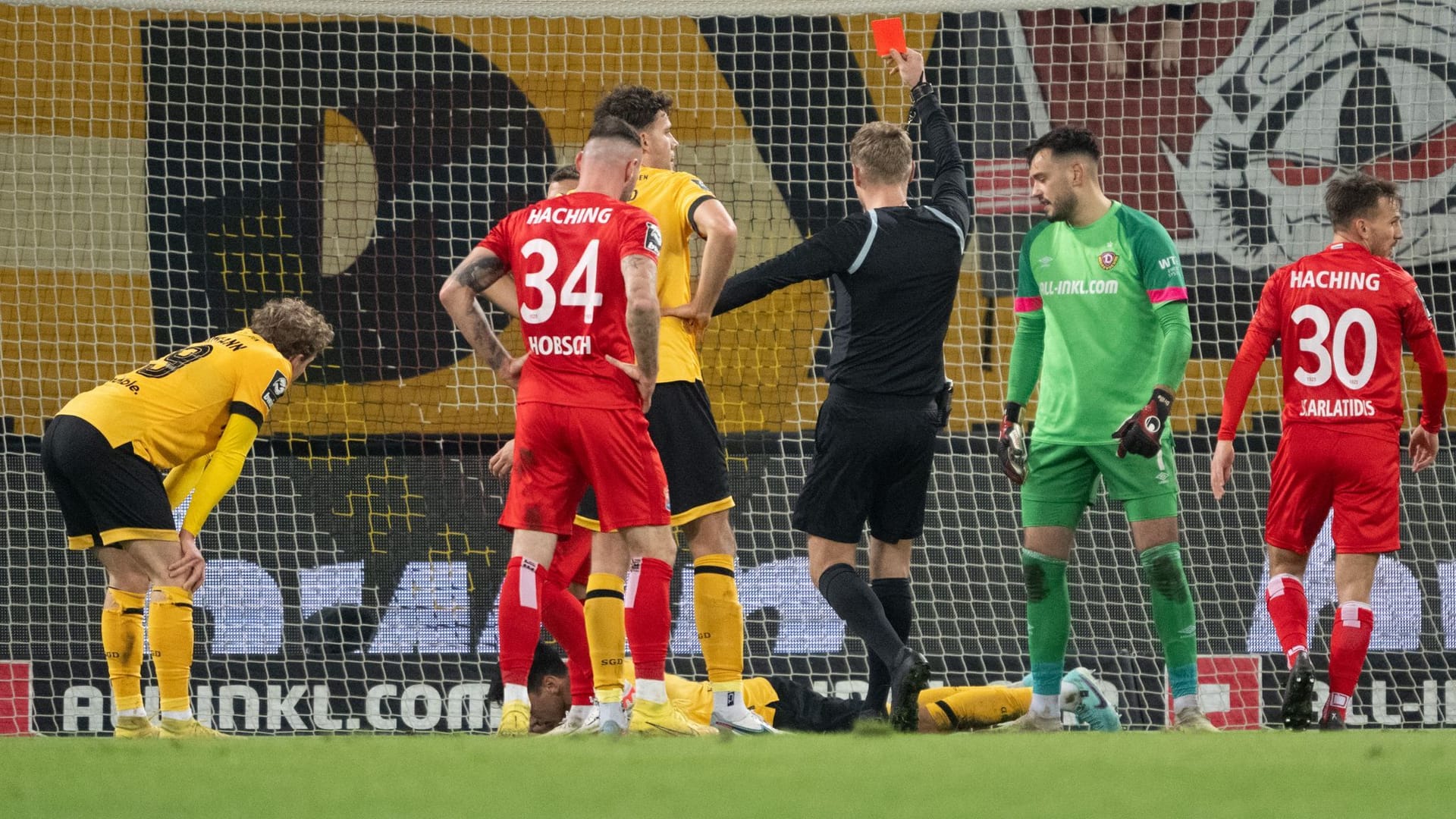 Schiedsrichter Timo Gerlach zeigt Dynamos Claudio Kammerknecht (am Boden liegend) die rote Karte.