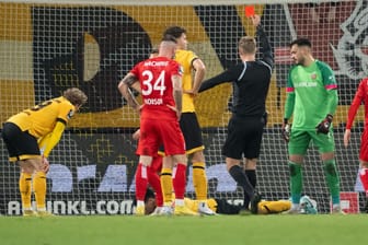 Schiedsrichter Timo Gerlach zeigt Dynamos Claudio Kammerknecht (am Boden liegend) die rote Karte.