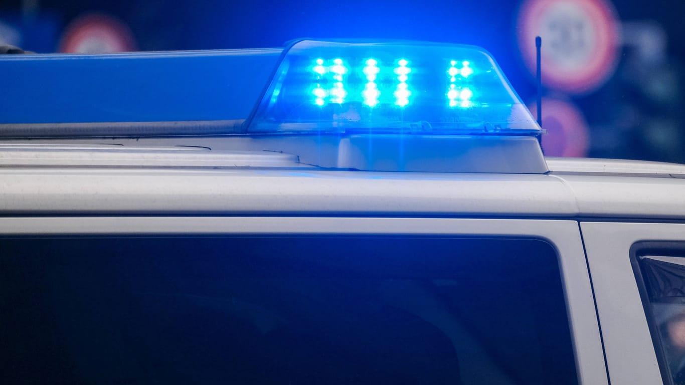 Ein Blaulicht (Symbolbild): In Polen sind zwei Polizisten ihren Schussverletzungen erlegen.