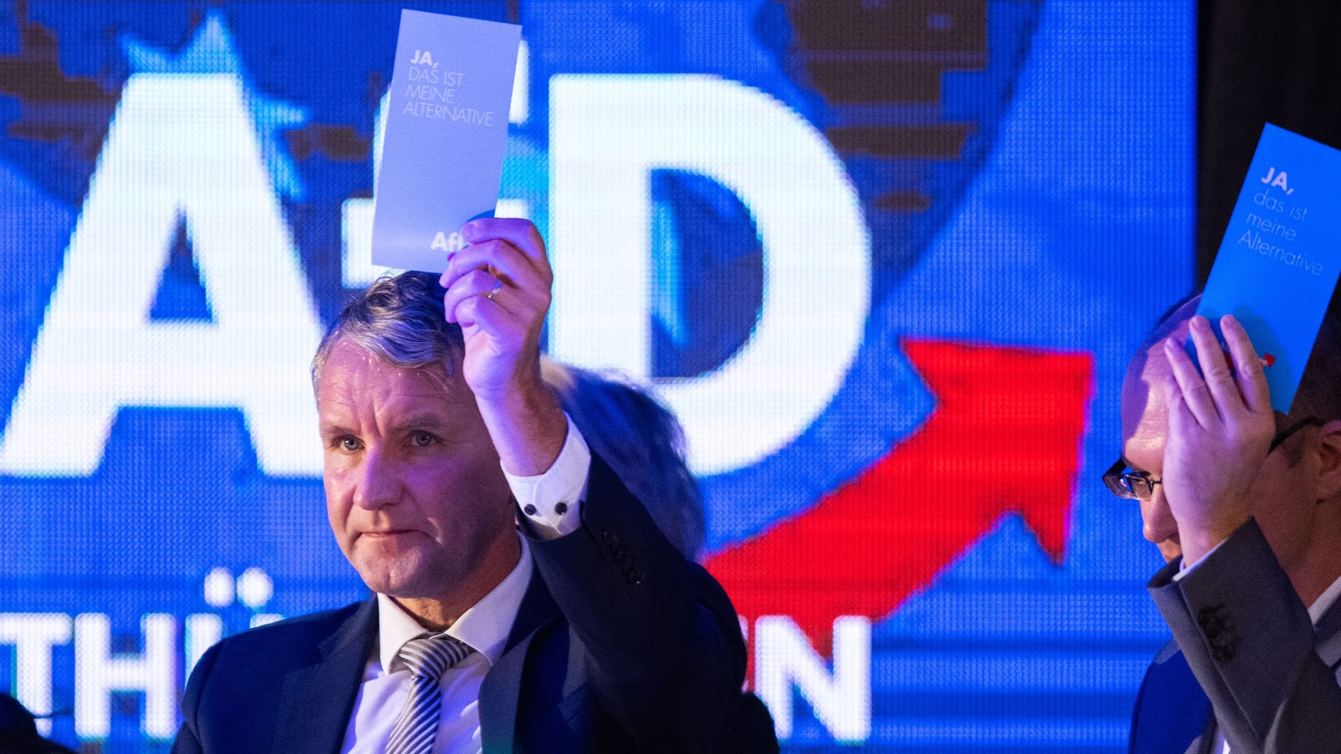 Björn Höcke beim Landesparteitag der AfD in Thüringen (Archivbild): Die Skandale und Verbotsanträge scheinen der Partei in den Umfragen nicht zu schaden.