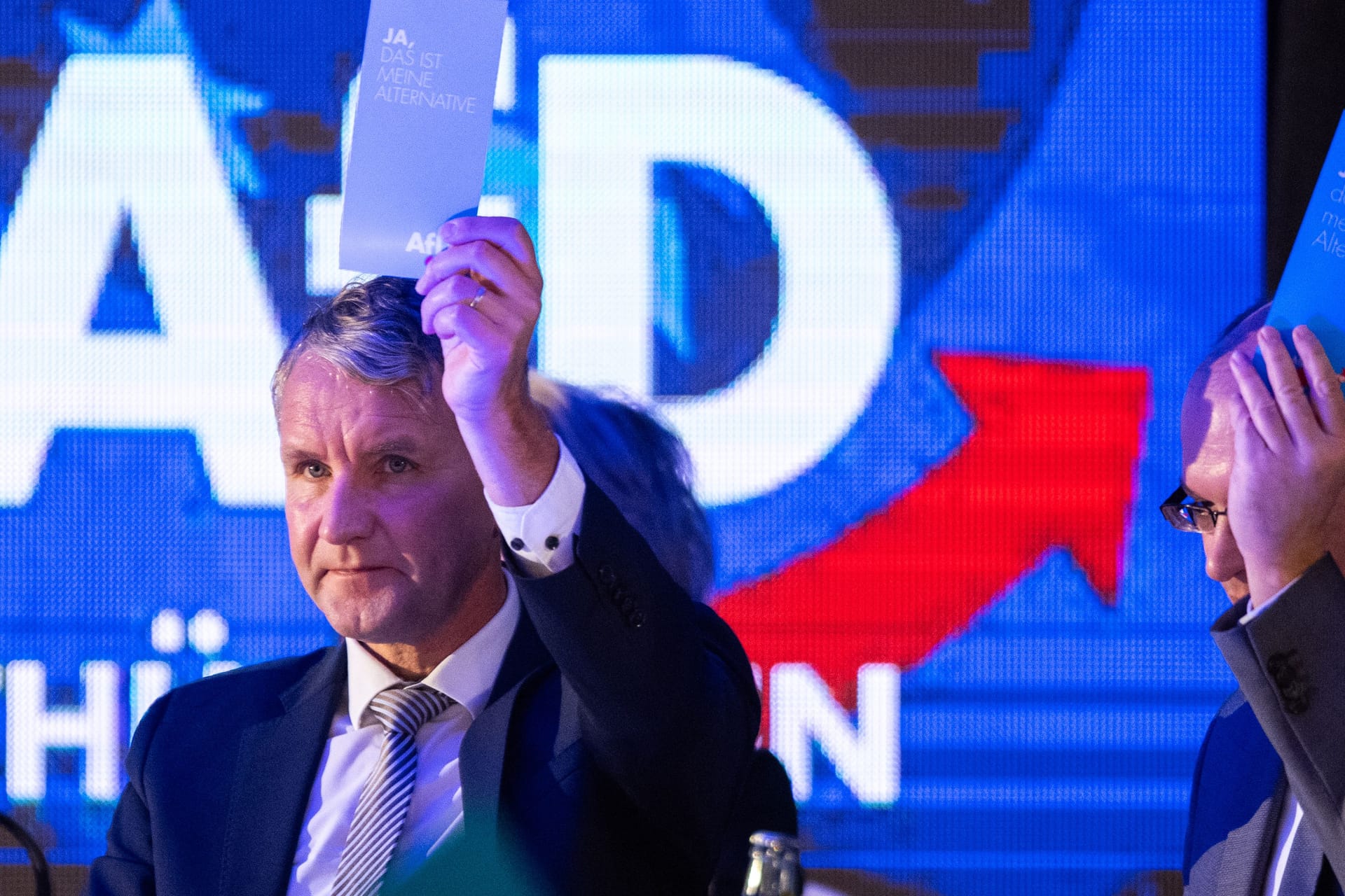 Björn Höcke beim Landesparteitag der AfD in Thüringen (Archivbild): Die Skandale und Verbotsanträge scheinen der Partei in den Umfragen nicht zu schaden.