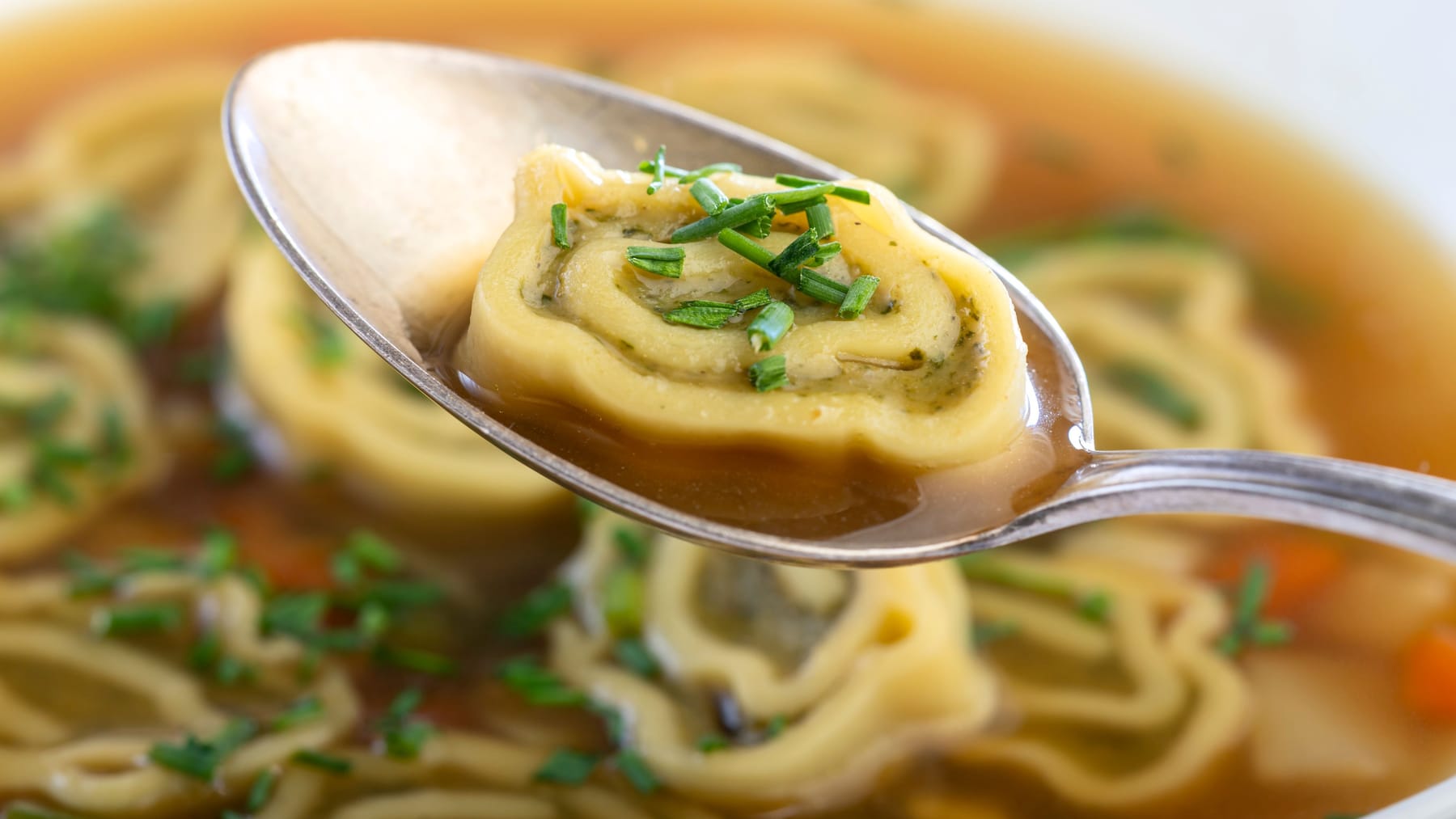 Herzhafte Maultaschensuppe mit Gemüse und Brühe – badisches Rezept