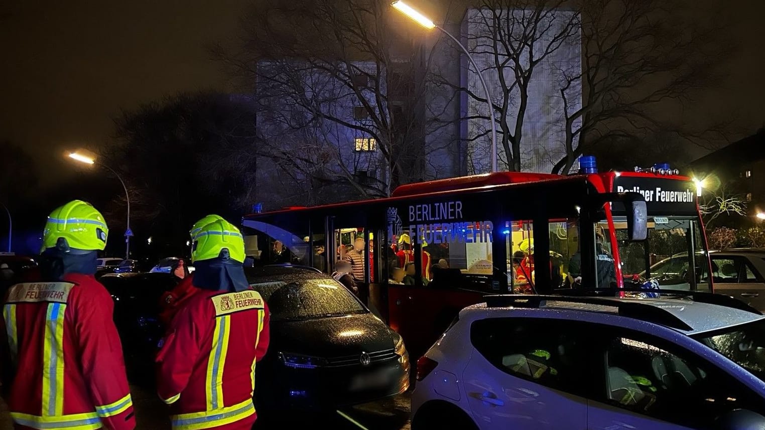 Der Einsatzort in Neukölln: Es waren rund 90 Kräfte der Feuerwehr vor Ort. Der Einsatzort in Neukölln: Es waren rund 90 Kräfte der Feuerwehr vor Ort.