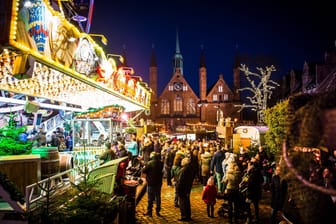 Lübecker Weihnachtsmarkt (Symbolbild): Statt in der Hansestadt in Schleswig-Holstein strandeten die Passagiere aus Stralsund auf der A20.