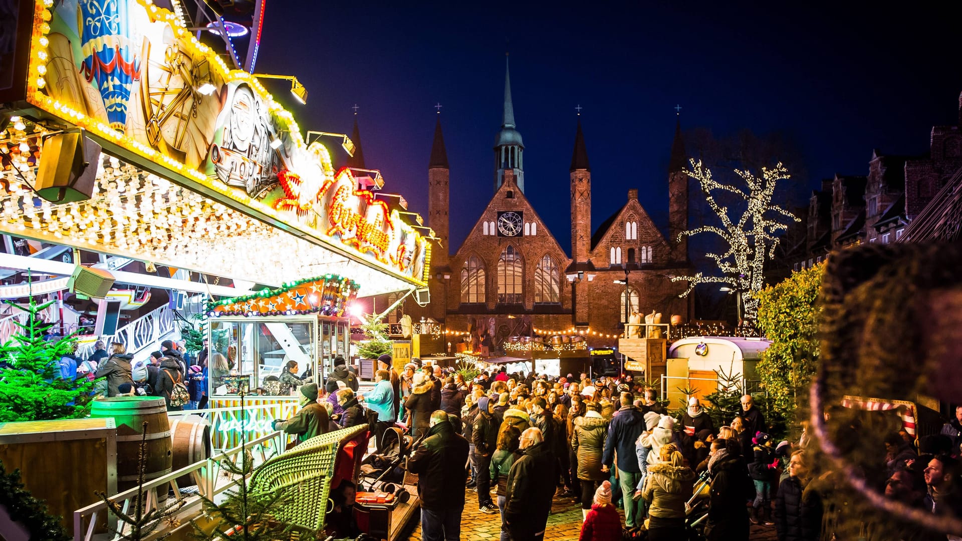 Lübecker Weihnachtsmarkt (Symbolbild): Statt in der Hansestadt in Schleswig-Holstein strandeten die Passagiere aus Stralsund auf der A20.