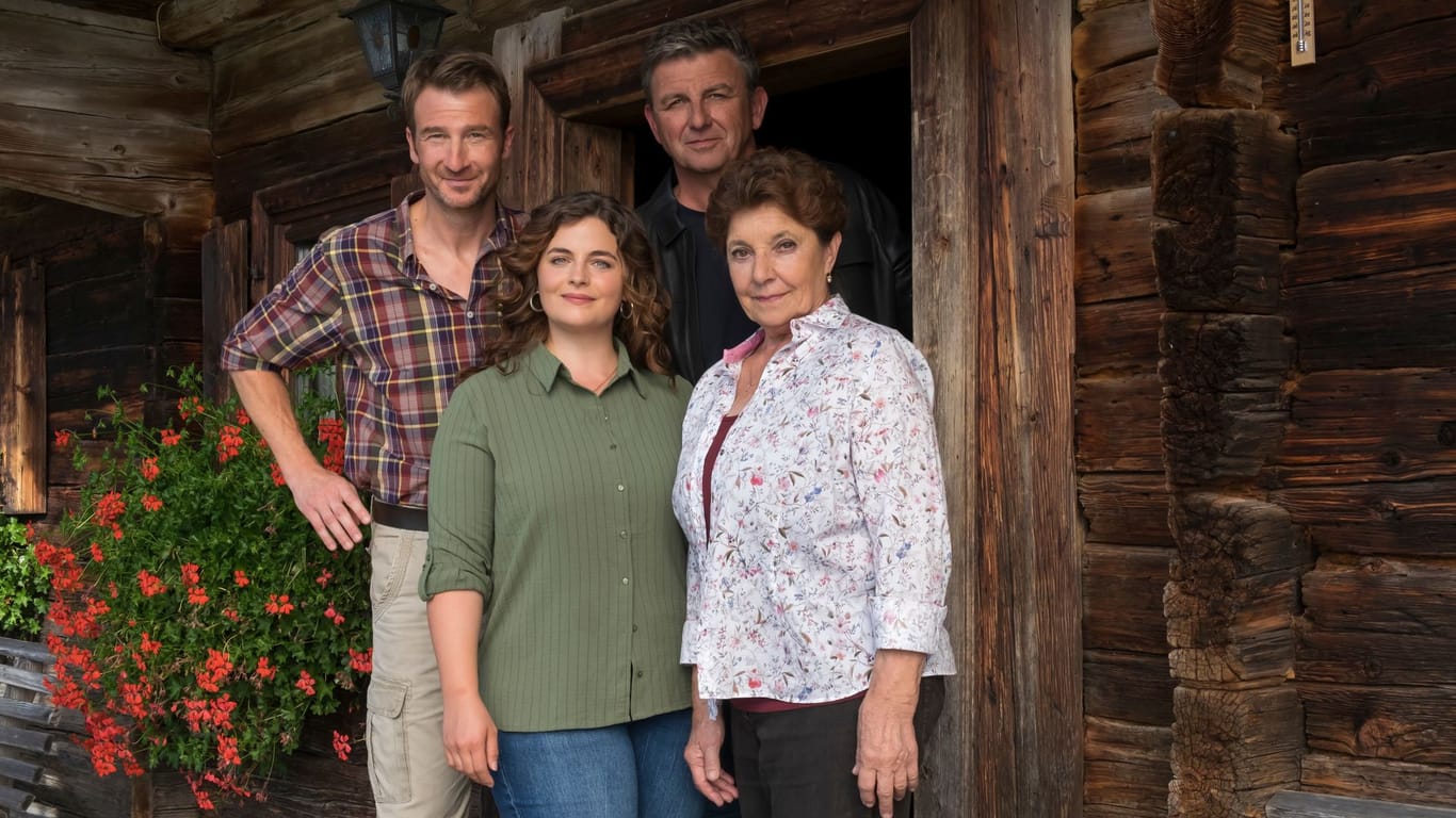 Familie Gruber aus der ZDF-Serie "Der Bergdoktor": Hans Gruber (Heiko Ruprecht), Dr. Martin Gruber (Hans Sigl), Lilli Gruber (Ronja Forcher) und Lisbeth Gruber (Monika Baumgartner).