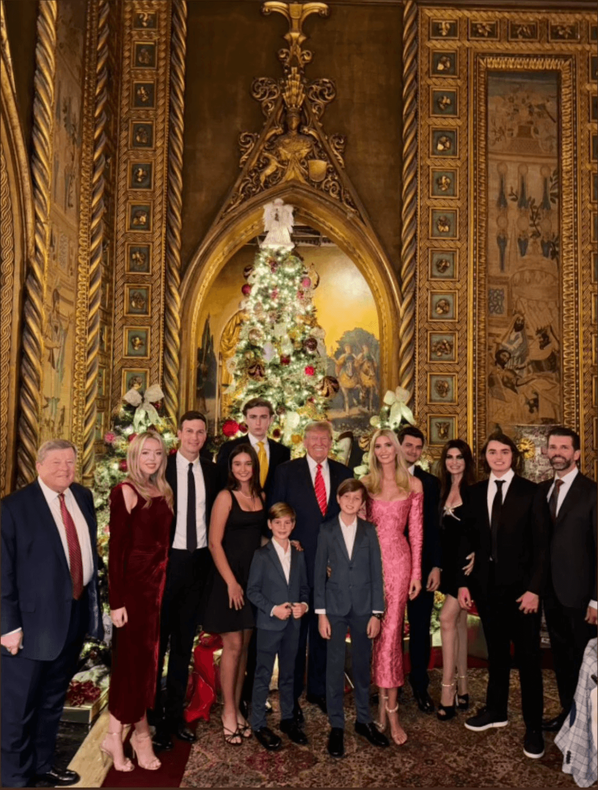 Donald Trump (M.) posiert mit seiner Familie.