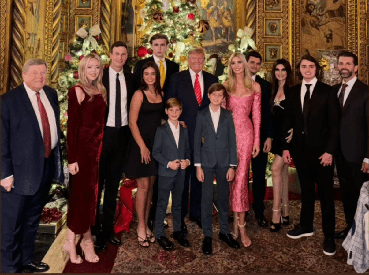 Donald Trump (M.) posiert mit seiner Familie.