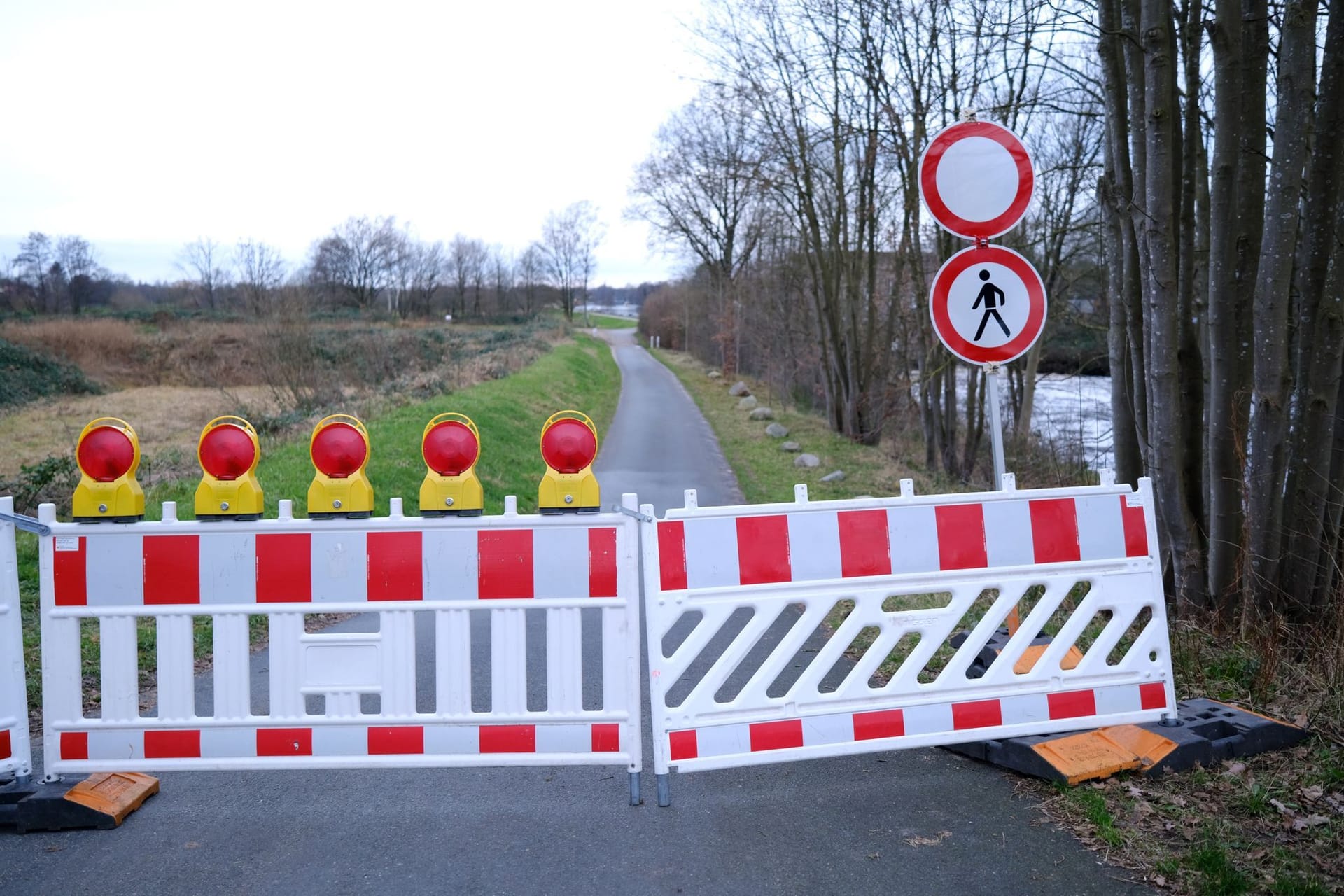 Ein gesperrter Weg im Oldenburger Stadteil Achterdiek: Der Bereich soll gemieden werden.