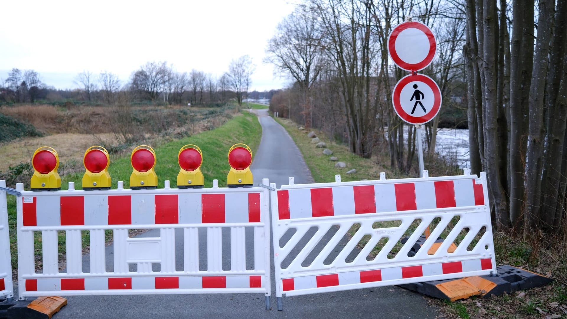 Ein gesperrter Weg im Oldenburger Stadteil Achterdiek: Der Bereich soll gemieden werden.