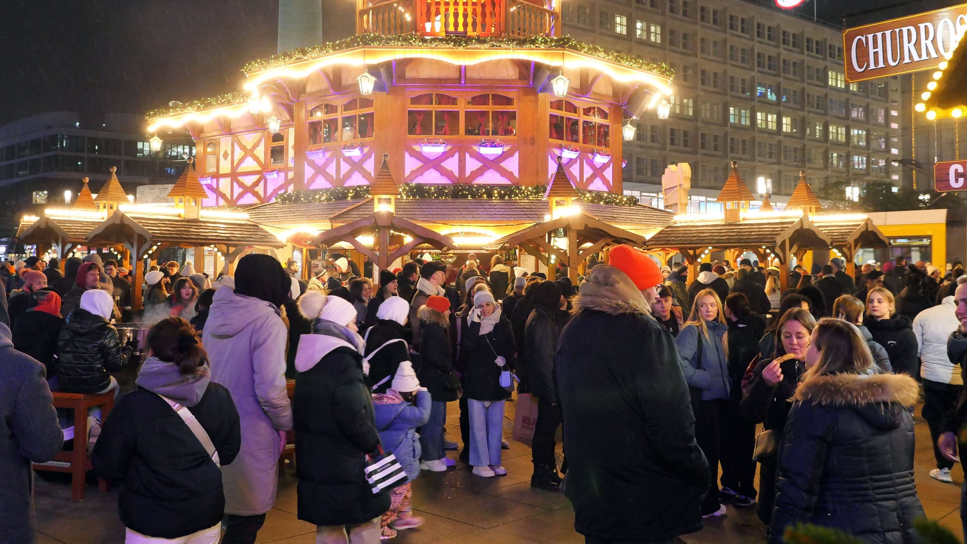 Weihnachtsmarkt auf dem Alexanderplatz: Zwei Menschen wurden bei dem Brand verletzt.