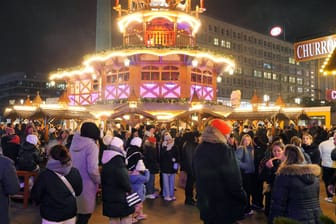 Weihnachtsmarkt auf dem Alexanderplatz: Zwei Menschen wurden bei dem Brand verletzt.