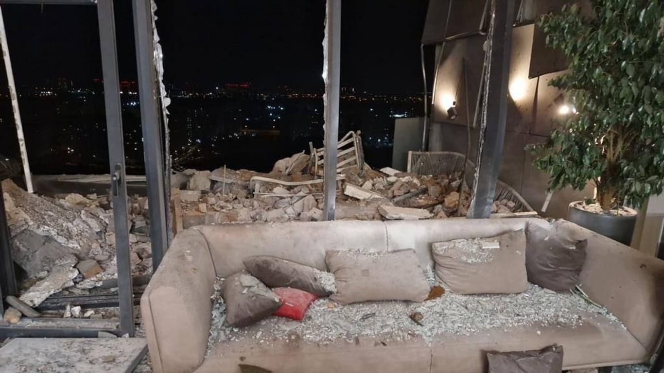 Ein Fenster eines Hochhauses ist zerbrochen: Nach ukrainischen Angaben beschädigten Drohnentrümmer das Gebäude in Kiew.