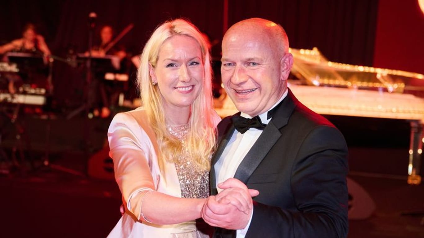 ARCHIV - Kai Wegner, Regierender Bürgermeister von Berlin, tanzt mit seiner damaligen Partnerin Kathleen Kantar