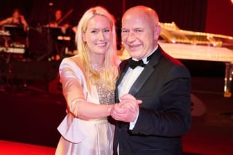ARCHIV - Kai Wegner, Regierender Bürgermeister von Berlin, tanzt mit seiner damaligen Partnerin Kathleen Kantar