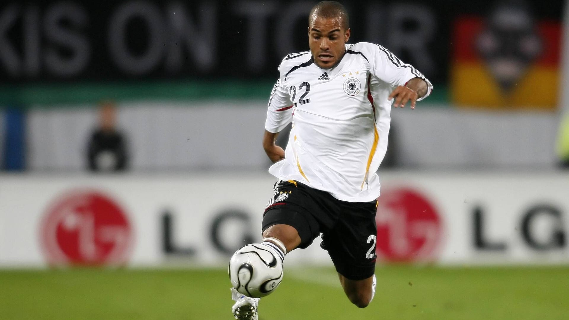 Bei der Heim-WM 2006: David Odonkor verzückte mit der deutschen Nationalelf das Land in einem größtenteils weißen Trikot mit schwarzen, roten und gelben Akzenten.