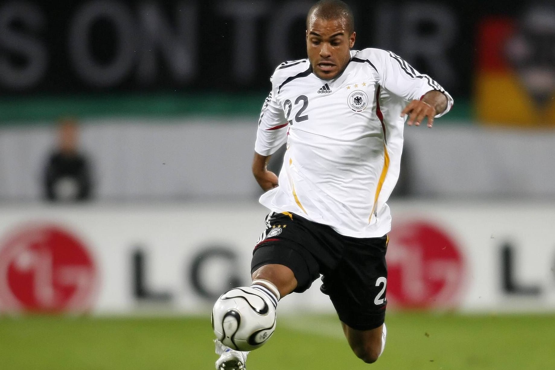 Bei der Heim-WM 2006: David Odonkor verzückte mit der deutschen Nationalelf das Land in einem größtenteils weißen Trikot mit schwarzen, roten und gelben Akzenten.
