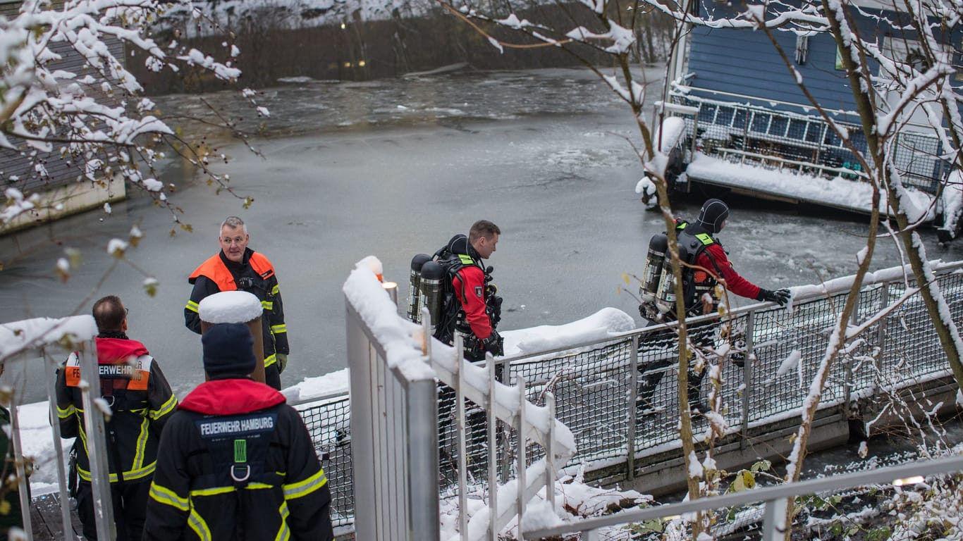 Feuerwehreinsatz in Hammerbrook: Ein Hausboot am Victoriakai-Ufer drohte zu sinken.