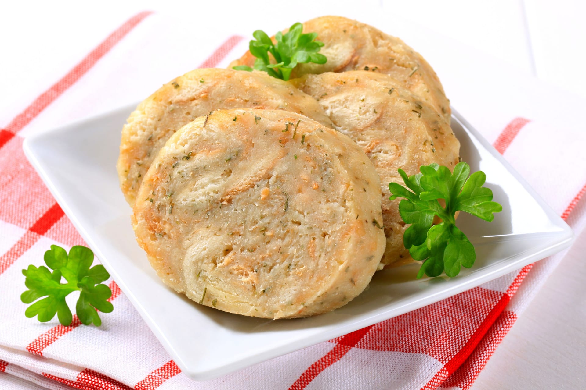 Serviettenknödel auf einem Teller