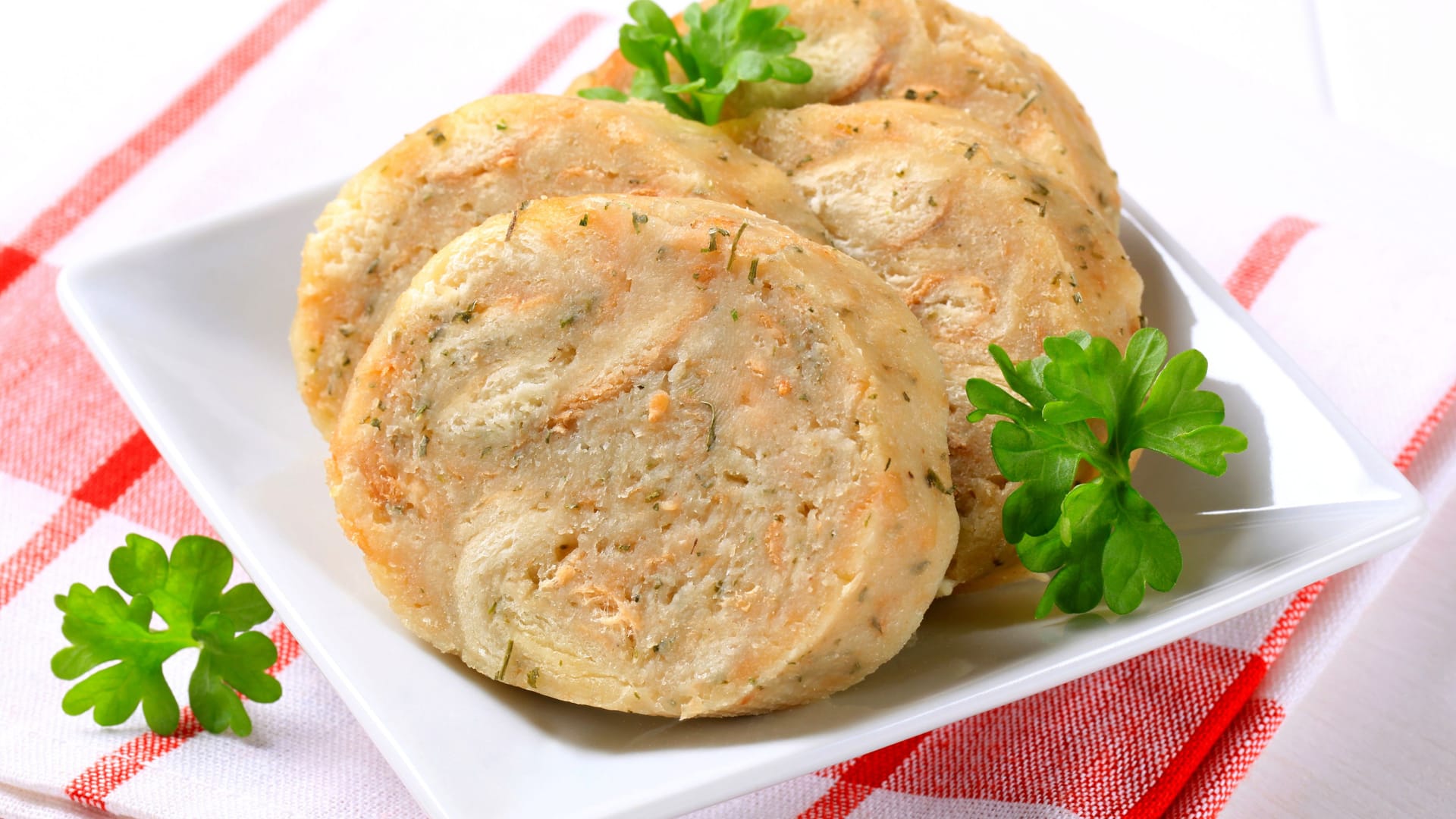 Serviettenknödel auf einem Teller