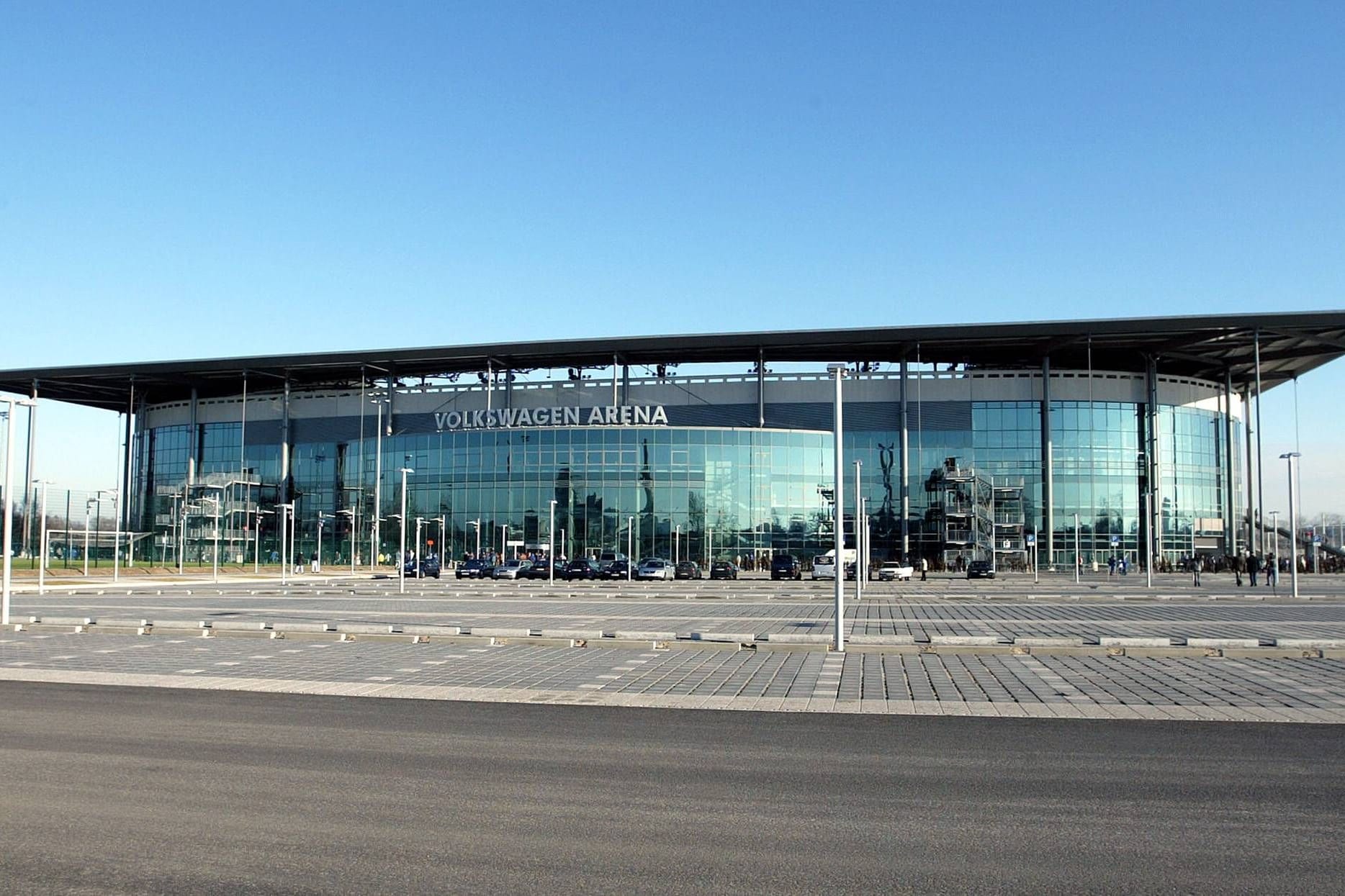 Auf dem Parkplatz vor der Wolfsburger Volkswagen Arena war am Mittwochabend vor dem Spiel gegen den FC Bayern ein Mann zusammengebrochen.
