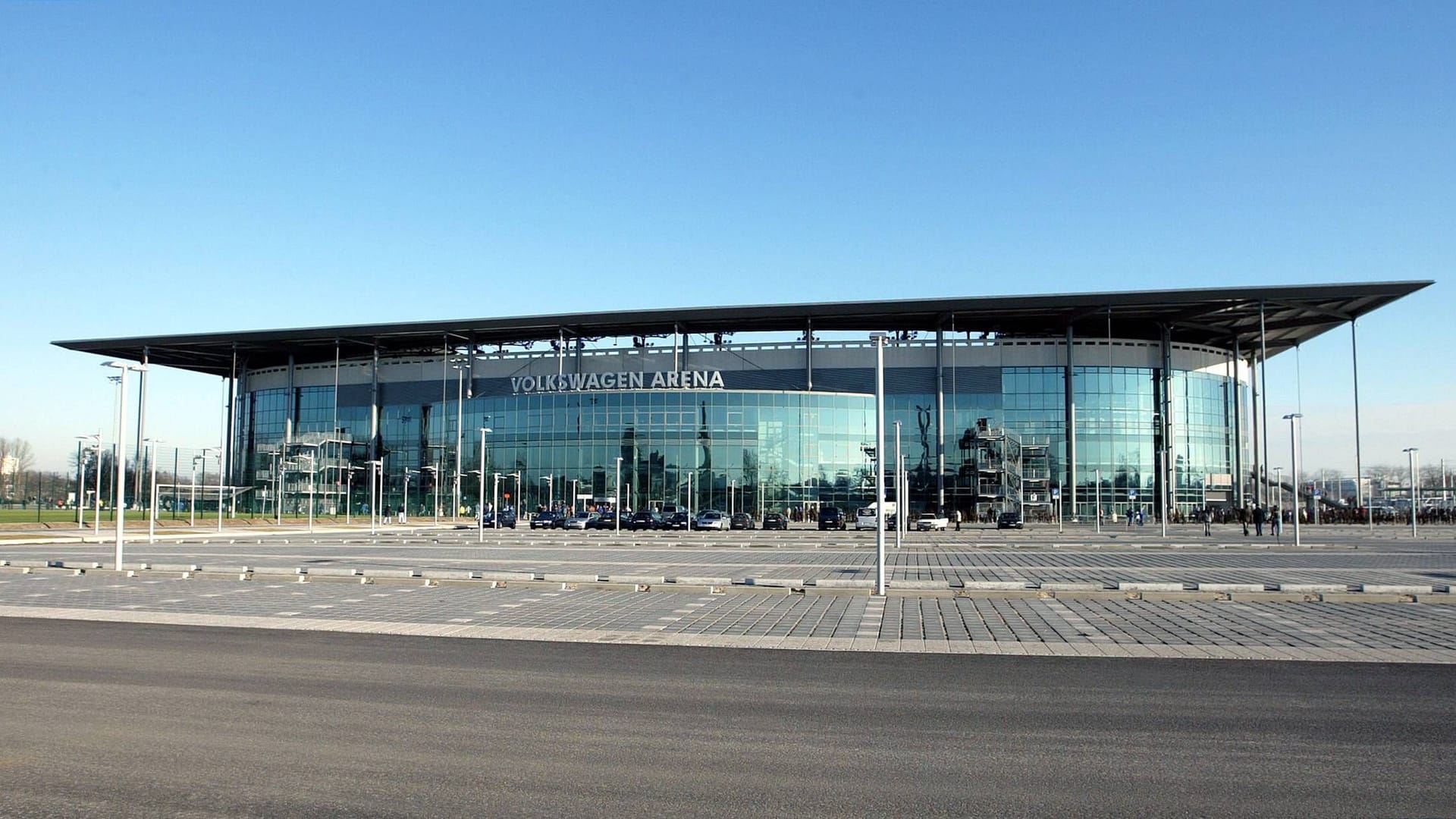 Auf dem Parkplatz vor der Wolfsburger Volkswagen Arena war am Mittwochabend vor dem Spiel gegen den FC Bayern ein Mann zusammengebrochen. Auf dem Parkplatz vor der Wolfsburger Volkswagen Arena war am Mittwochabend vor dem Spiel gegen den FC Bayern ein Mann zusammengebrochen.