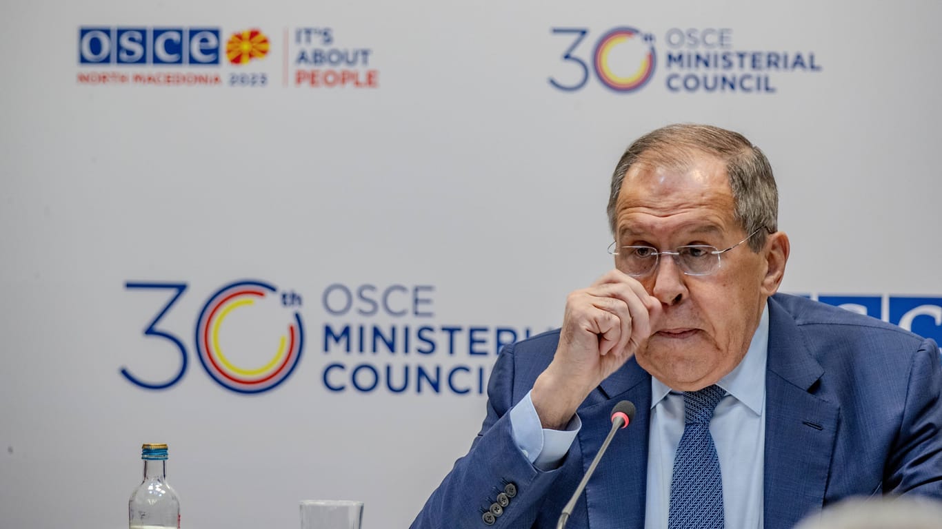 Der russische Außenminister Lawrow wirft bei einer Pressekonferenz nach dem OSZE-Treffen "Feigheit" vor.