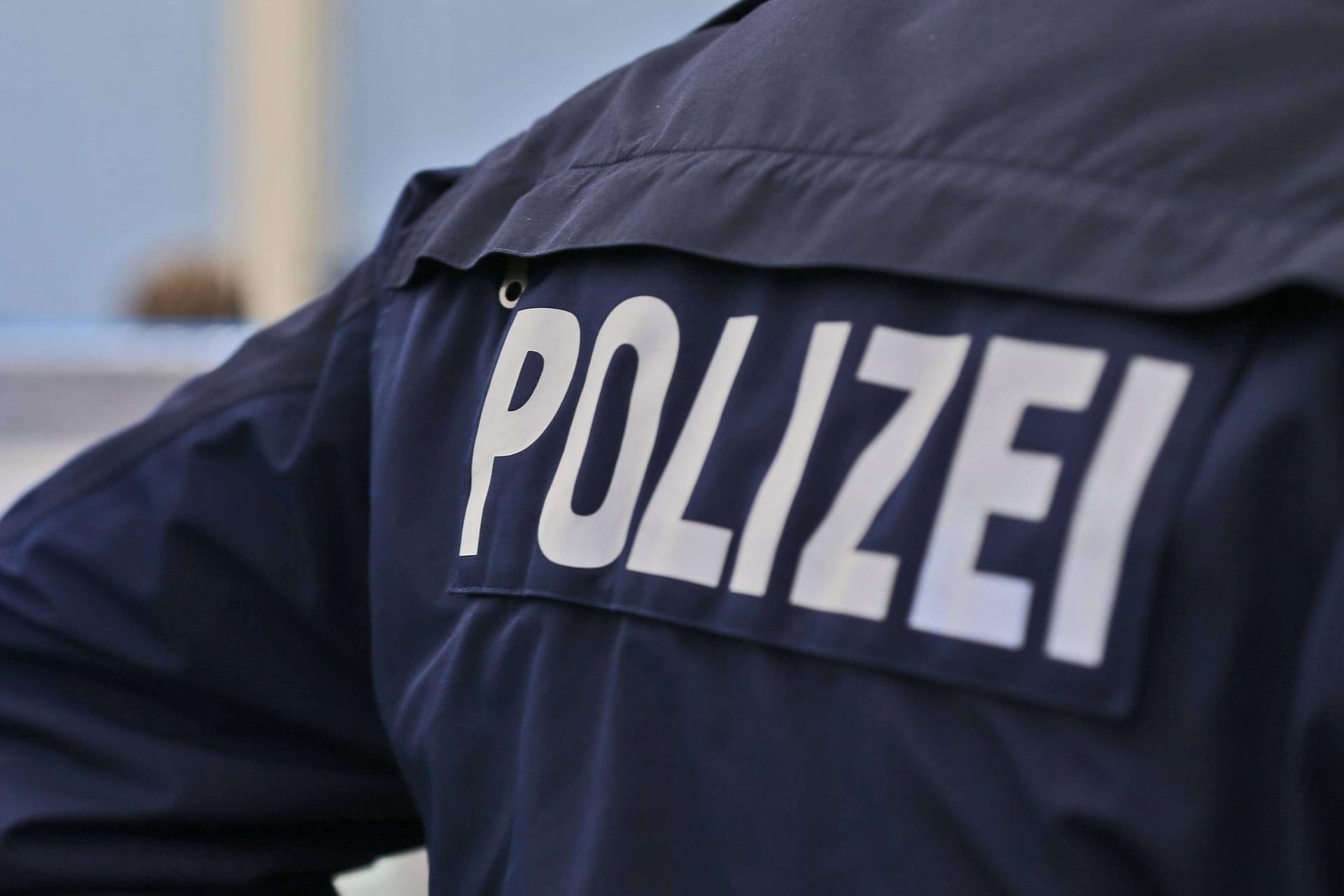 Polizist (Symbolbild): Einer neuen Studie zufolge bergen die Daten, die die Polizei erhebt, Diskriminierungspotenzial.