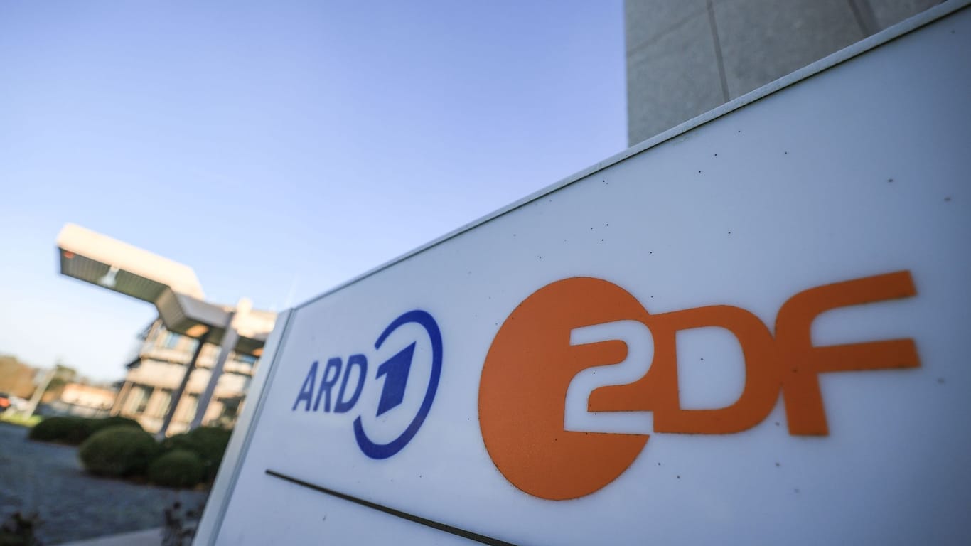 Ein Schild kennzeichnet einen Standort von ARD und ZDF: Der öffentlich-rechtliche Rundfunk steht immer wieder in der Kritik.