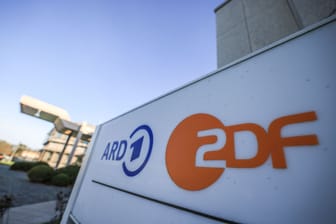 Ein Schild kennzeichnet einen Standort von ARD und ZDF: Der öffentlich-rechtliche Rundfunk steht immer wieder in der Kritik.