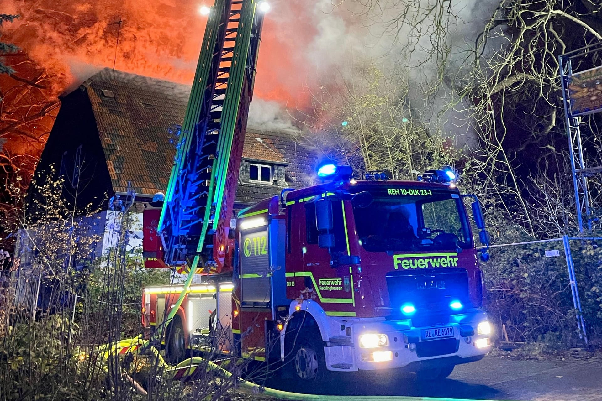 Ausgedehnter Gebäudebrand im Ossenbergweg: Nach ersten Informationen wurde bei dem Brand niemand verletzt.