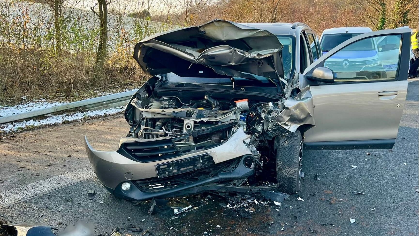 Crash-Auto auf der Autobahn in NRW: Am Sonntag hatte die Feuerwehr Sprockhövel viel zu tun.