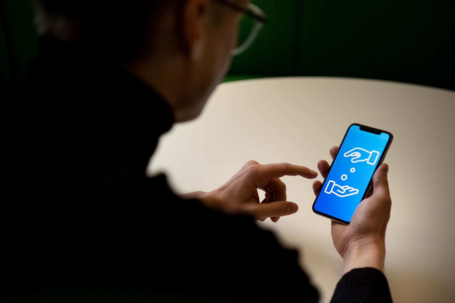Eine Person schaut auf ein Smartphone Eine Person schaut auf ein Smartphone