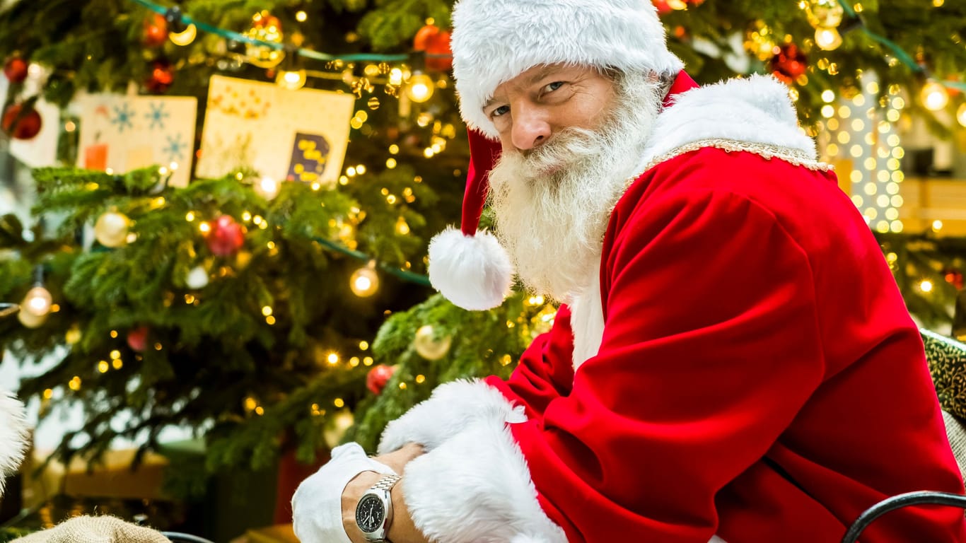 "Wenn das fünfte Lichtlein brennt": Weihnachtsmann Thorsten ist mit Reisenden im Flughafenterminal eingesperrt.