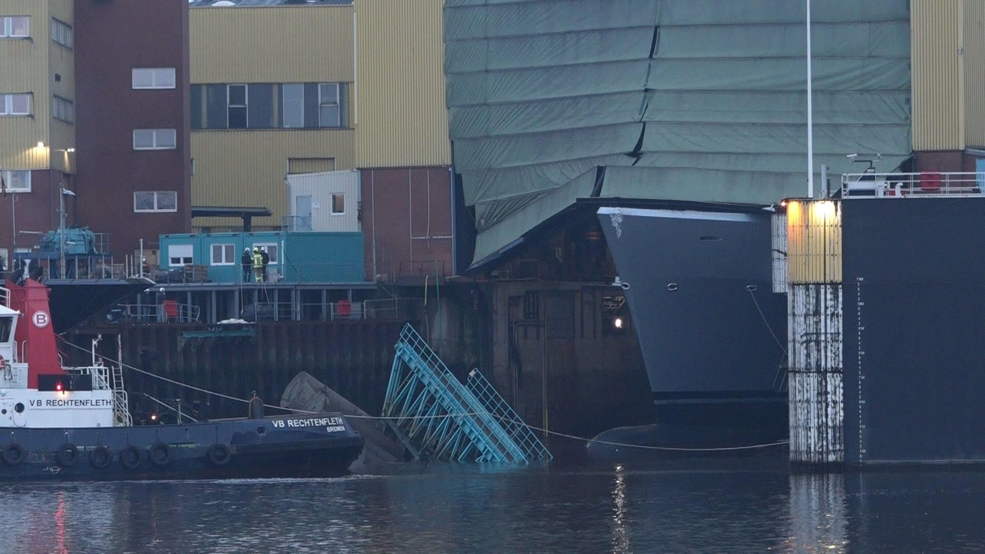 Unfall bei der Lürssen-Werft in Bremen: Eine Brücke ist ins Wasser gestürzt.