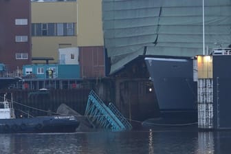 Unfall bei der Lürssen-Werft in Bremen: Eine Brücke ist ins Wasser gestürzt.