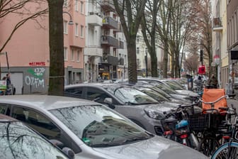 Parkende Autos im Belgischen Viertel (Archivfoto): Hier zu stehen wird für die Anwohner künftig teurer.