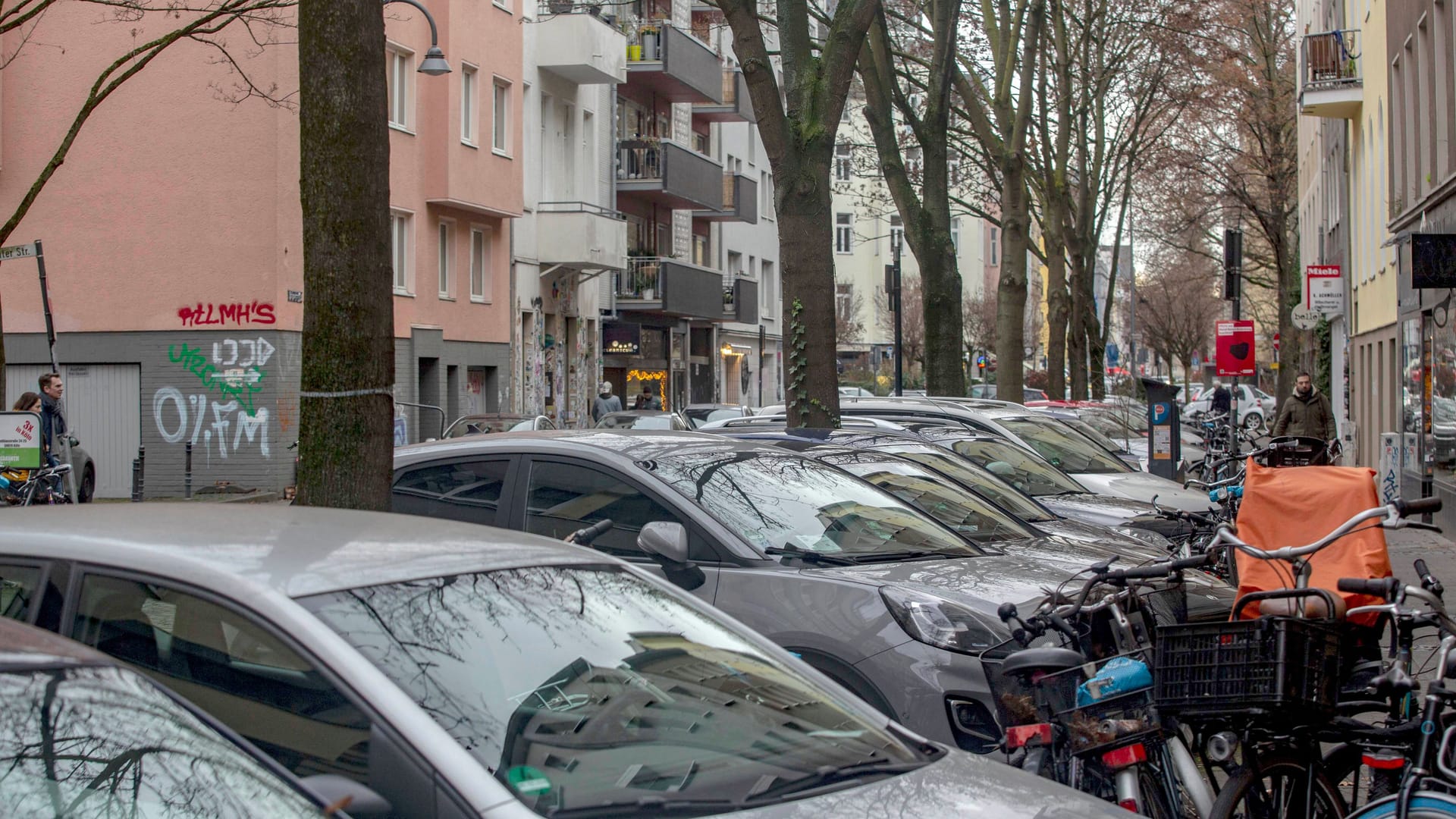 Parkende Autos im Belgischen Viertel (Archivfoto): Hier zu stehen wird für die Anwohner künftig teurer.